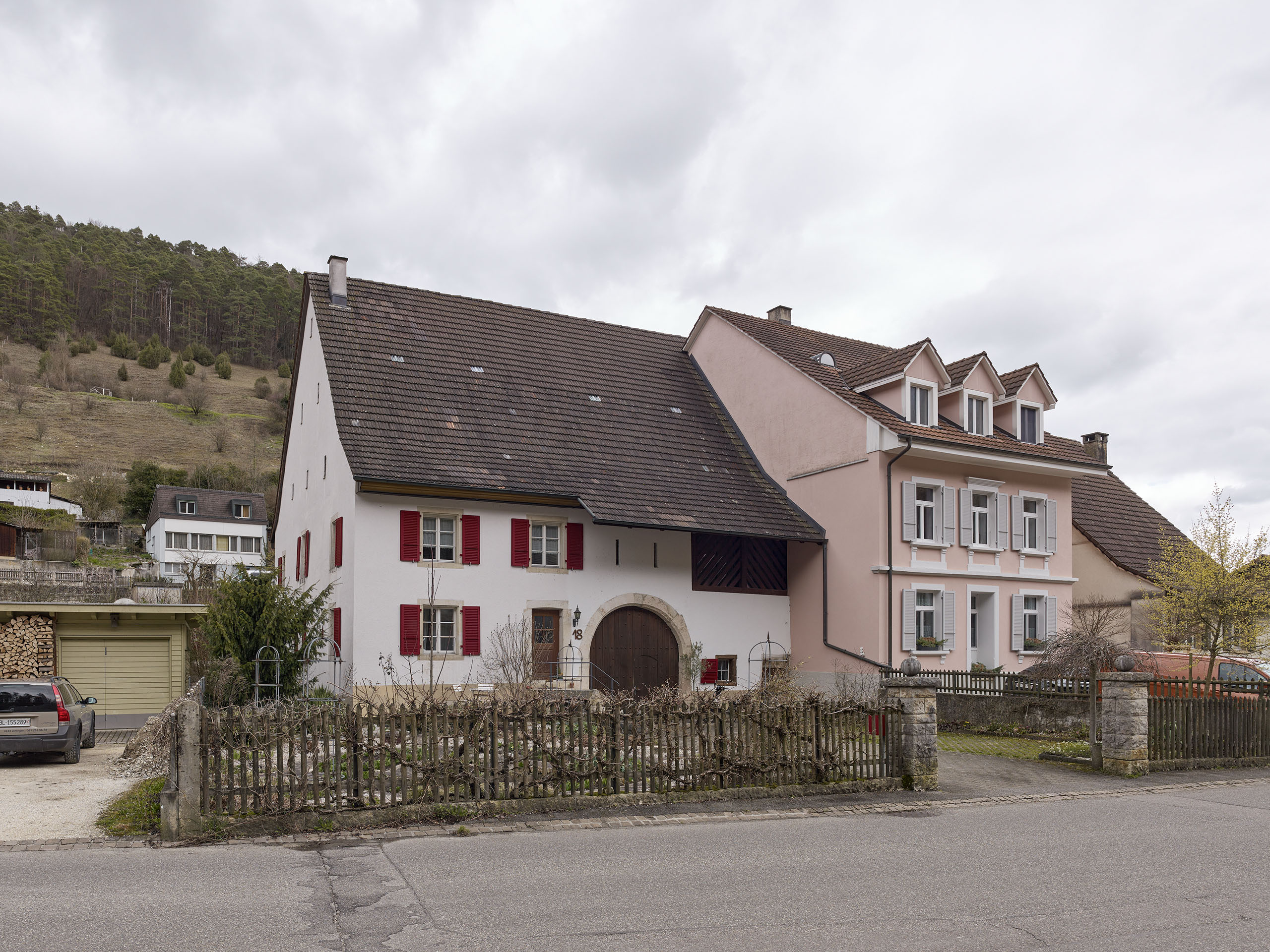 Dorfstrasse 18, Haus mit datiertem Tennstorbogen
